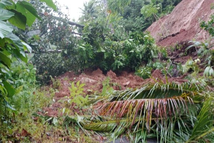 Satu titik ruas jalan di Sangihe tertutup longsor.