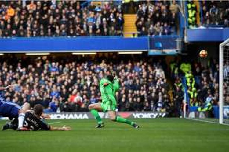 Diego Costa mencetak gol Chelsea ke gawang West Bromwich Albion pada partai lanjutan Premier League di Stadion Stamford Bridge, Minggu (12/11/2016). 