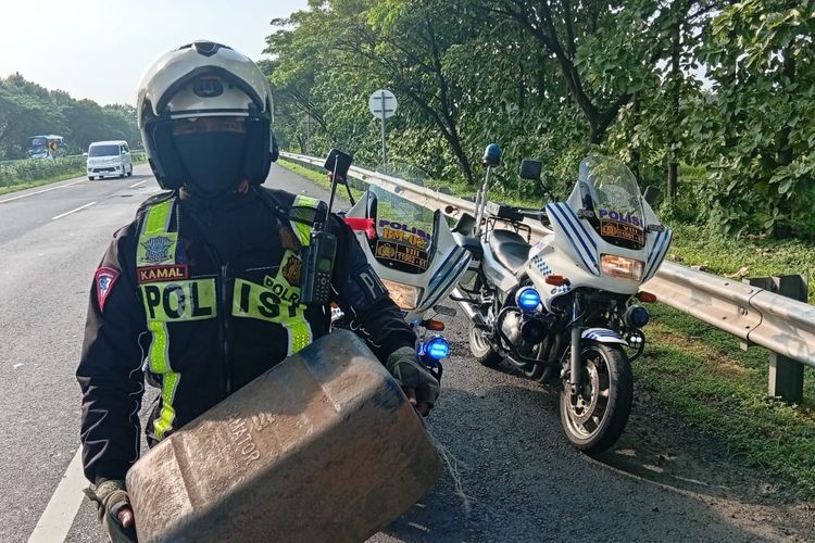 Aksi Sigap Tim Polres Majalengka Amankan Benda Tergeletak di Tengah Jalan Tol Cipali