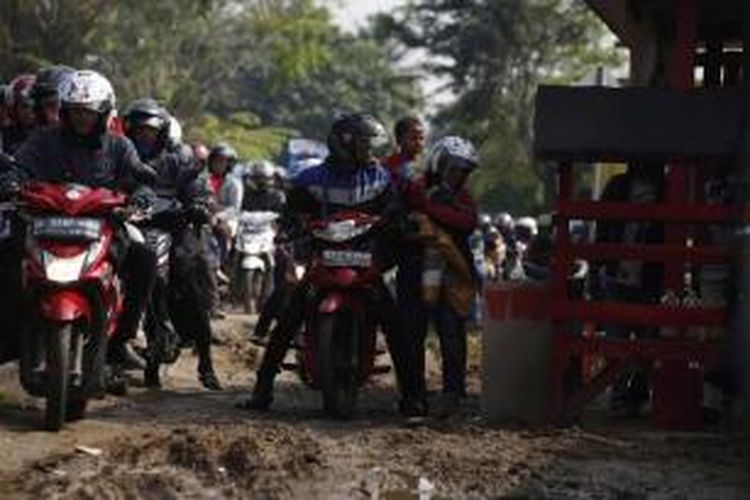 Pemudik motor terjebak macet di jalur alternatif Karawang-Cikampek, Cilamaya, Karawang, Jawa Barat, Sabtu (27/7/2014). Arus mudik ke kota-kota di Jawa Barat, Jawa Tengah dan Jawa Timur diperkirakan akan masih padat hingga H-1 Lebaran. 