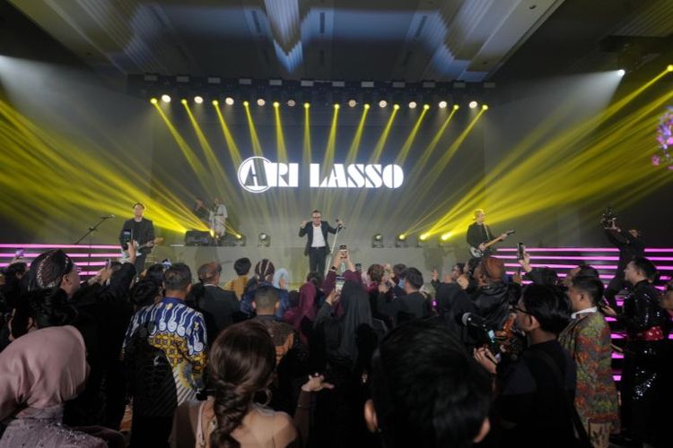 Penyanyi papan atas Tanah Air, Ari Lasso, turut menyemarakkan malam penganugerahan Top Agent of the Year dalam Gala Dinner TAA ke-38 di Yogyakarta Marriot Hotel, Yogyakarta, Jumat (15/8/2025).