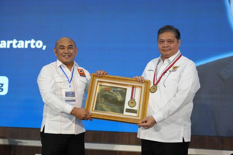 Menteri Koordinator Bidang Perekonomian (Menko Perekonomian) Airlangga Hartarto menerima penghargaan dari Badan Kejuruan Teknik Industri-Persatuan Insinyur Indonesia (BKTI-PII) Award sebagai Tokoh Transformasi Industri dalam pembukaan acara Indonesia Industrial Summit 2023 di Surakarta, Jawa Tengah (Jateng), Selasa (29/8/2023).
