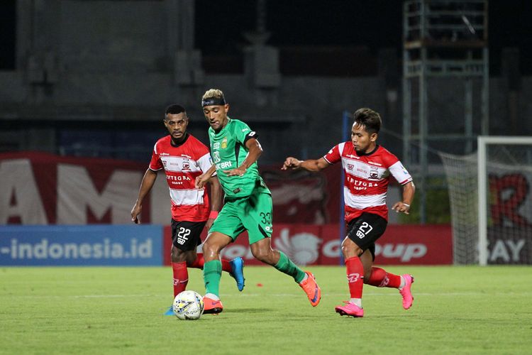 Pemain Bhayangkara FC, Bruno Matos dijaga ketat pemain Madura United pada Pekan 28 Liga 1 2019 yang berakhir dengan skor 1-2 di Stadion Gelora Bangkalan, Jawa Timur, Jumat (22/11/2019) malam.