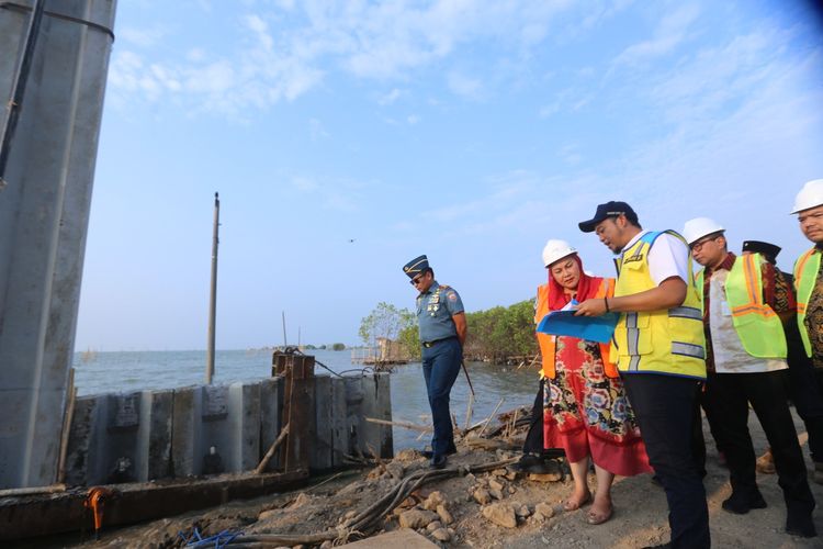 Wali Kota Semarang Hevearita Gunaryanti Rahayu saat mengecek penanggulangan kawasan banjir dan rob.