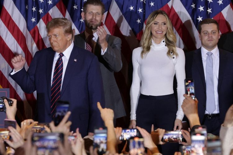 Calon Presiden Amerika Serikat dari Partai Republik, Donald Trump, bersama Eric dan Lara Trump saat berkampanye di Sheraton, Nashua, Negara Bagian New Hampshire, Selasa (23/1/2024).