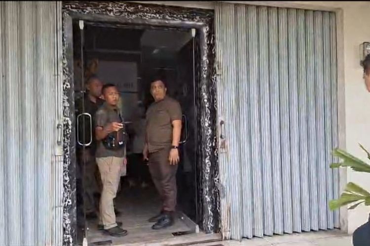 Kejaksaan Agung (Kejagung) dan Pusat Polisi Militer Angkatan Darat (Puspomad) menggeledah sebuah rumah mewah dan kantor di kawasan perumahan elite Grand Taruma, Kabupaten Karawang, Jawa Barat, Selasa (7/11/2023).
