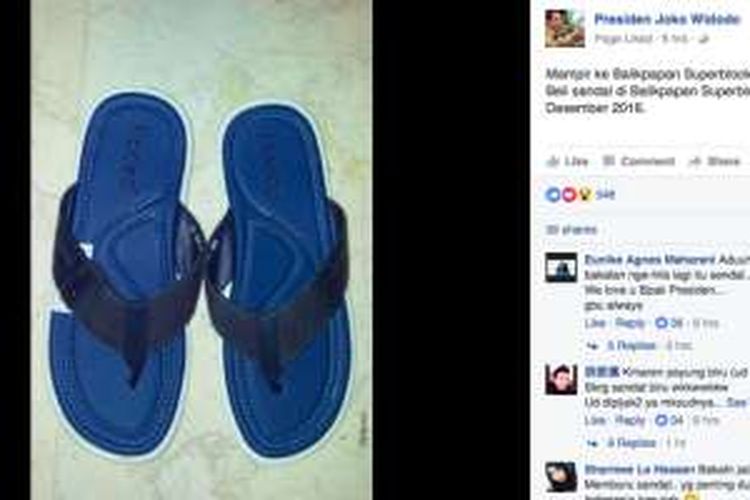 Presiden Joko Widodo memamerkan sandal yang baru dibelinya di mall Balikpapan Superblock