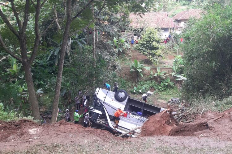 Kecelakaan bus yang terjun ke jurang di Tanjakan Cae, Desa Sukajadi, Kecamatan Wado, Kabupaten Sumedang, Jawa Barat, Kamis (11/3/2021).