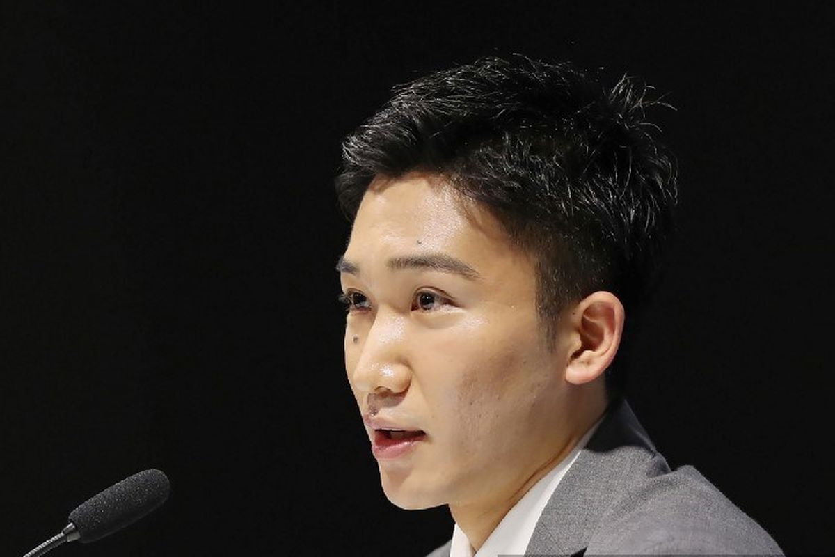 Pemain bulutangkis Jepang,  Kento Momota berbicara selama konferensi pers di Tokyo pada 6 Maret 2020. - Momota mengatakan dia lagi memimpikan emas Olimpiade Tokyo pada 6 Maret tetapi tidak tahu kapan dia akan kembali beraksi setelah kecelakaan mobil yang menyebabkan dia takut kariernya sudah berakhir.