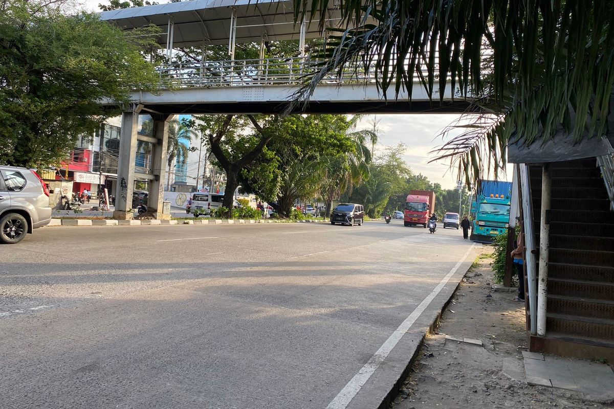 Jembatan penyeberangan orang (JPO) di Jalan Pangeran Tubagus Angke, Jakarta Barat, Jumat (16/6/2023). Besi-besi yang menyangga jembatan kini mulai terlihat berkarat. 