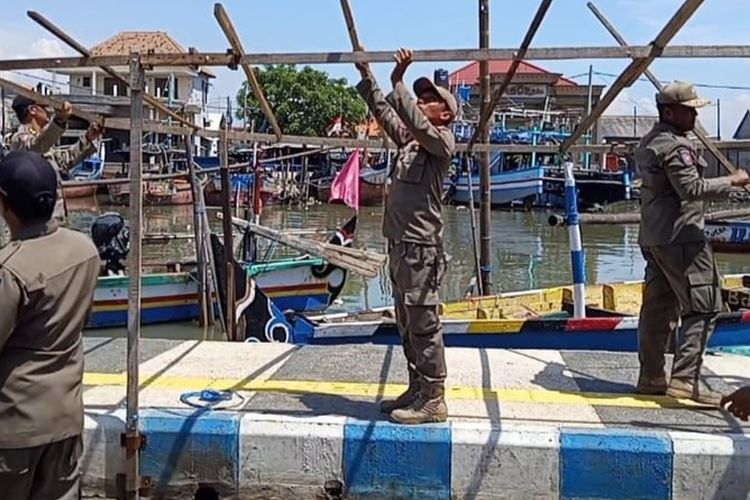 Lebaran Usai, Satpol PP Bongkar Lapak PKL di Kawasan Stasiun dan Pelabuhan Pasuruan