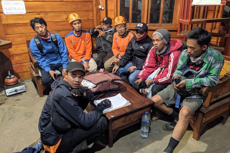 Tim gabungan bersama dua pendaki Gunung Panderman yang berhasil turun dengan selamat akibat kebakaran hutan.