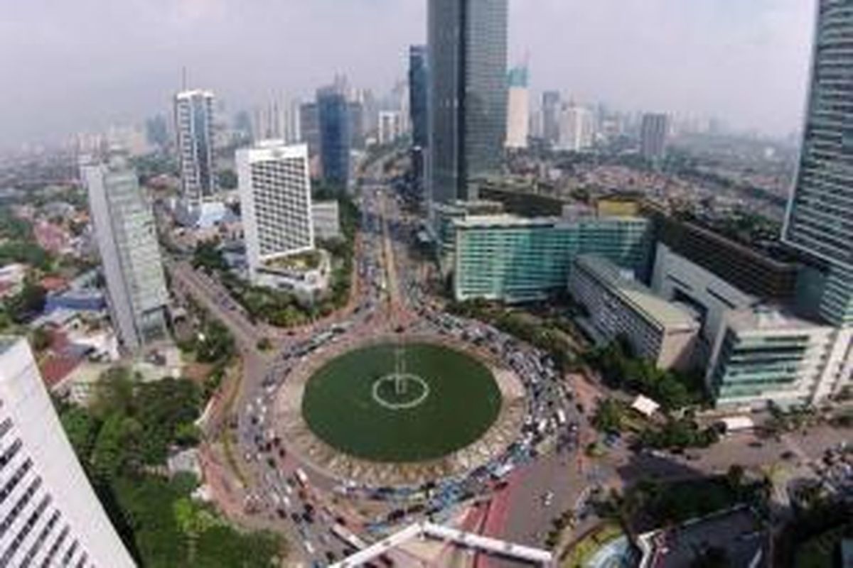 Kawasan Bundaran Hotel Indonesia, Jalan MH Thamrin, Jakarta, Kamis (17/7/2014). Ruas jalan ini merupakan salah satu jalur yang nantinya akan dilewati oleh angkutan transportasi mass rapid transit (MRT).