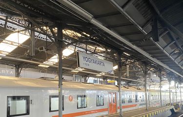 Ilustrasi kereta api berhenti di Stasiun Tugu Yogyakarta. Tiket kereta periode Natal dan Tahun Baru 2022/2023 sudah bisa mulai dipesan pada 7 November 2022. Aturan bagasi kereta api, biaya bagasi kereta api.