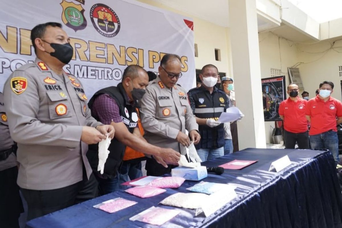 Kapolres Metro Bekasi Kombes Pol Gidion Arif Setyawan (kedua dari kanan) saat menggelar konfrensi pers terkait peredaran narkotika jenis ekstasi di Mapolres Bekasi, Selasa (23/8/2022). Dari konfresi pers yang digelar, polisi menangkap dua orang tersangka yang diduga kuat berperan sebagai pengedar ekstasi jaringan tiga benua.