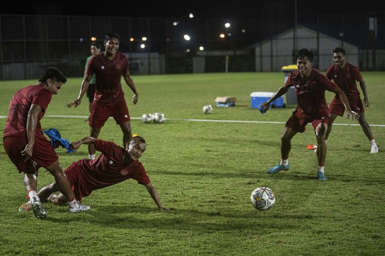 Pemain Timnas Indonesia mengikuti latihan di lapangan latih Jakarta International Stadium (JIS), Jakarta, Kamis (23/3/2023). Latihan tersebut sebagai persiapan laga Timnas Indonesia melawan Timnas Burundi dalam FIFA Matchday di Stadion Patriot Candrabhaga, Bekasi, pada Sabtu (25/3) dan Selasa (28/3). Artikel ini berisi link live streaming Indonesia vs Burundi.