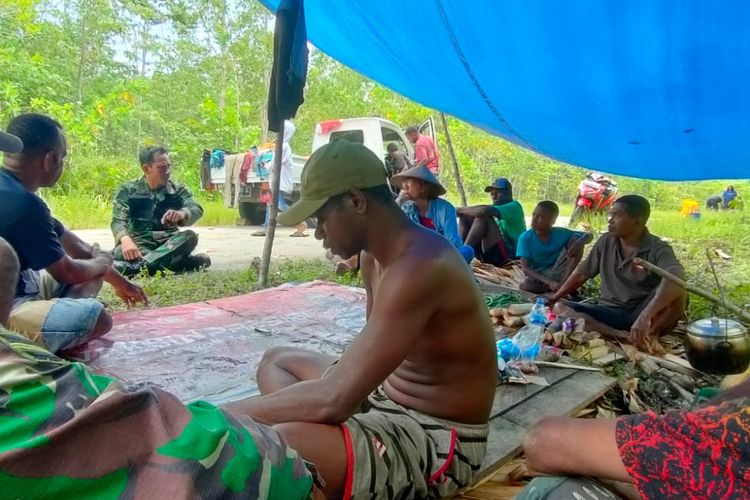 Warga diungsikan ke tenda sementara yang dibuat oleh Tim dari TNI dan BPBD Fakfak