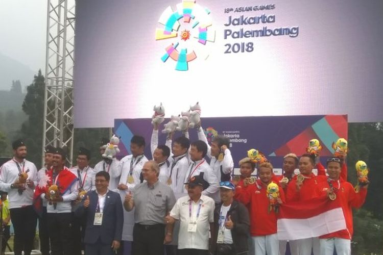 Suasana pengalungan medali nomor Lintas Alam cabang olahraga Paralayang Asian Games 2018. Antaranews.