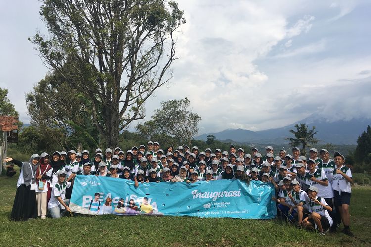 Sebanyak 88 orang dari total 400 pemenang beasiswa berkumpul di Camp Site Gunung Geulis, Bogor, Jawa Barat untuk mengikuti rangkaian acara Inaugurasi Beasiswa Juara yang digelar selama tiga hari, mulai dari Jumat (1/11/2019) hingga Minggu (3/11/2019).