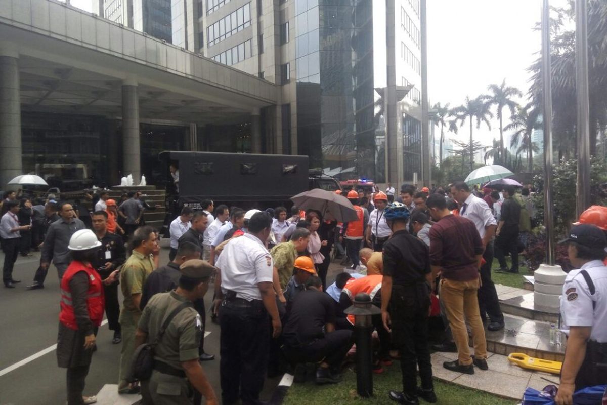 Suasana di luar Gedung Bursa Efek Indonesia, Senin (15/1/2018) siang, pasca salah satu lantai balkon di Tower II di gedung itu ambruk. Insiden tersebut menyebabkan sejumlah orang terluka.