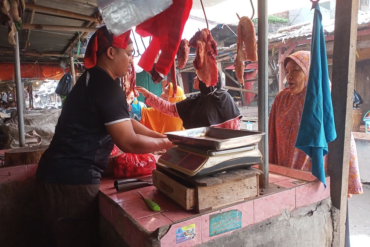 Harga daging ayam dan daging sapi di Pasar Tradisional, Baleendah, Kabupaten Bandung, Jawa Barat mengalami kenaikan yang signifikan menjelang hari libur Natal dan Tahun baru.