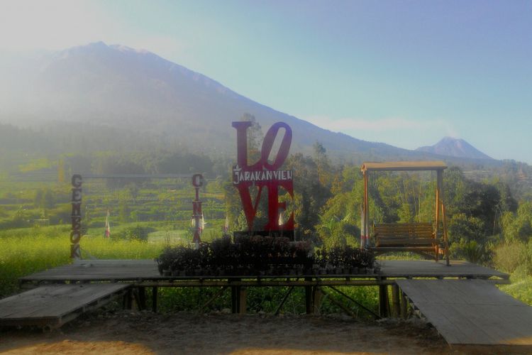 Wisata panorama biasanya memandang dari ketinggian. Kali ini, kita bisa memandang ketinggian Gunung Merbabu, lantas memotret diri berlatar gunung itu. Cukup sulit mencari  sudut yang terbaik dengan latar Merbabu. Jarakan View ini jawabanya.