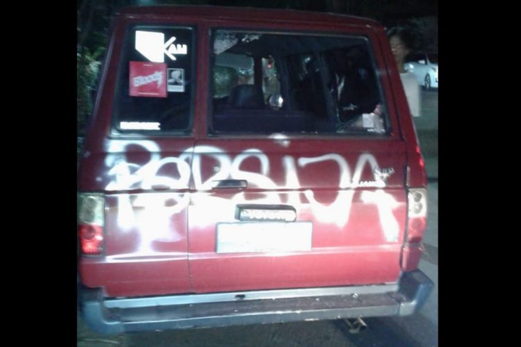 Mobil Toyota Kijang milik Alex Saputra yang dirusak rombongan yang diduga Jakmania di Jalan Taman Kemang, Jakarta Selatan, Sabtu (30/6/2018) malam. Kaca mobil tampak pecah dan dicorat-coret tulisan Persija.