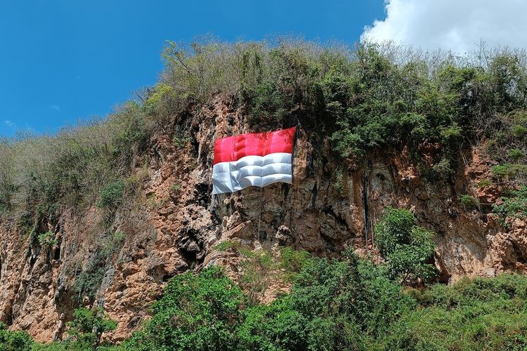 Pengibaran bendera merah putih di Lembah Kera, Malang pada Peringatan Hari Kemerdekaan ke 77 Republik Indonesia, Rabu (17/8/2022).