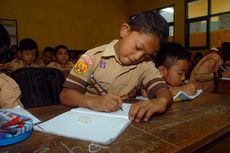 Semangat Adul, Siswa Difabel Kelas 3 SD yang Merangkak 3 Km ke Sekolah