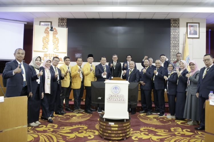 Rektor UNP terpilih Krismadinata (tengah) bersama anggota MWA usai pemilihan rektor, Rabu (8/5/2024) di UNP Padang