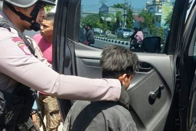 Polisi menangkap begal di Desa Meunasah Mesjid, Kecamatan Muara Dua, Kota Lhokseumawe, Senin (24/7/2017)