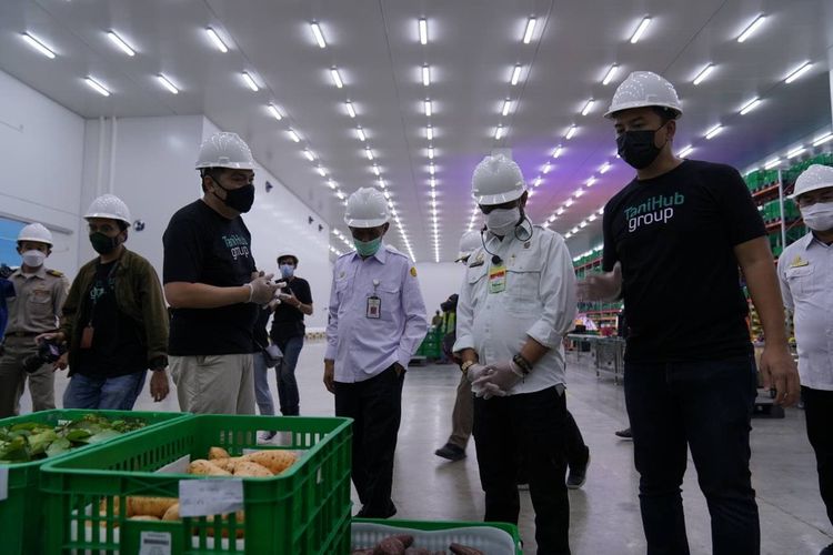 Menteri Pertanian Syahrul Yasin Limpo (ketiga dari kanan) meninjau produk fresh TaniHub Group di NFC Cikarang, didampingi oleh CEO TaniHub Group Pamitra Wineka (kedua dari kanan) dan Chief Operating Officer TaniHub Group Sariyo (ketiga dari kiri)