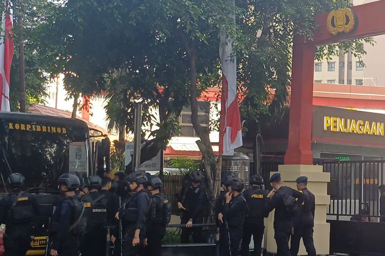 Brimob Mulai Tinggalkan Mapolsek Menteng Setelah Situasi Pascabentrokan Kondusif