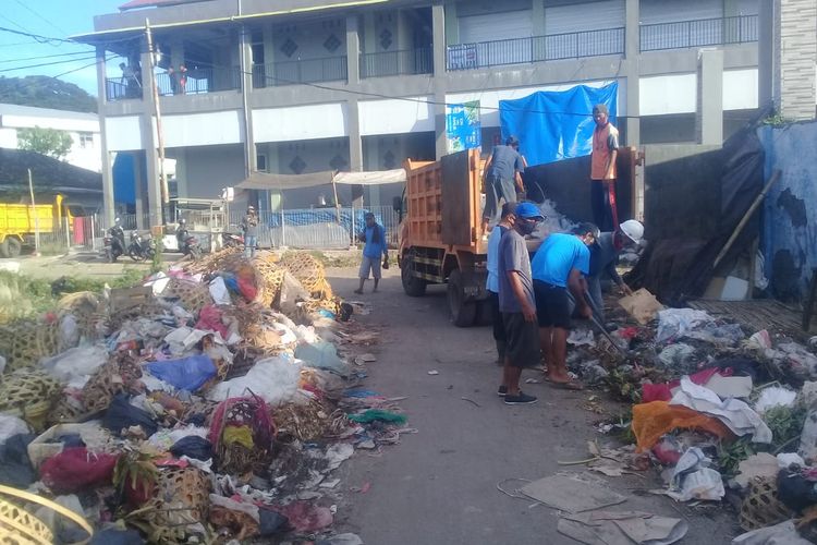 Pasukan kuning mengangkut sampah yang menumpuk di Pasar Seketeng usai 2 hari mogok kerja