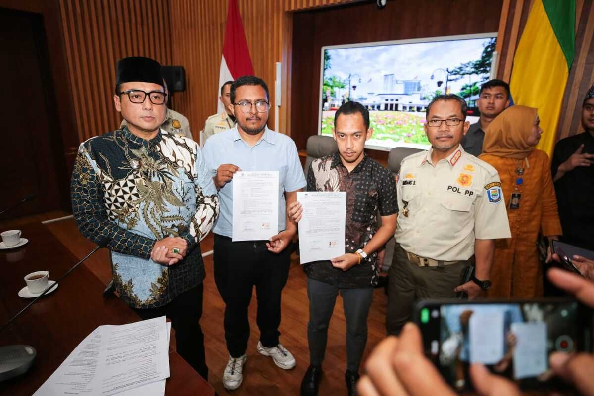 Wakil Wali Kota Bandung, Erwin (kiri) bersam pihak Pace and Place dan Free Runners Bandung, pelaku bagi-bagi bir gratis di gelaran lomba lari Pocari Sweat Run 2025 dinyatakan bersalah dan harus membayar denda serta membersihkanBalai Kota Bandung selama 2 pekan