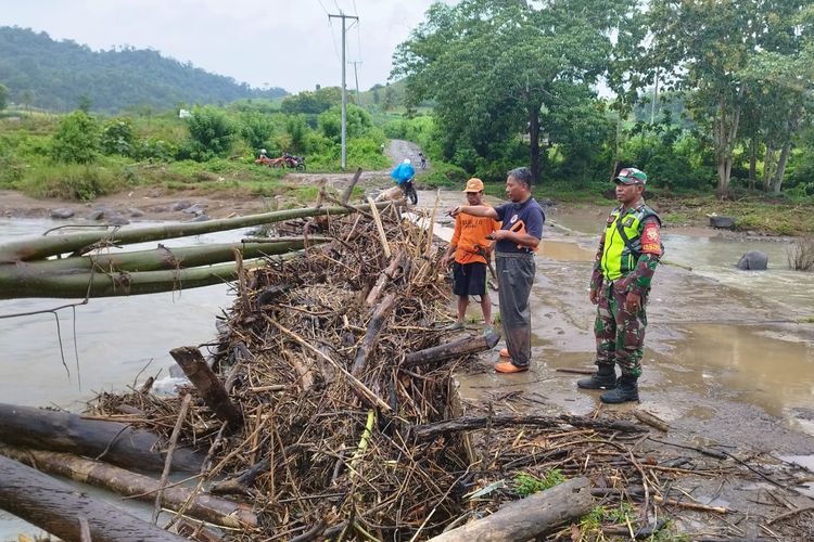 Jembatan rusak akibat banjir bandang di Kecamatan Orong Telu, Kabupaten Sumbawa, NTB, Kamis (14/3/2024)