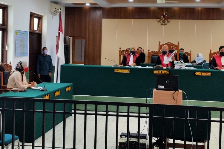 Majelis hakim meminta tanggapan kuasa hukum warga setelah pembacaan putusan sidang gugatan oleh 19 warga Kelurahan Panggung terhadap PT. KAI dan Pemkot Tegal, di PN Tegal, Rabu (16/9/2020)