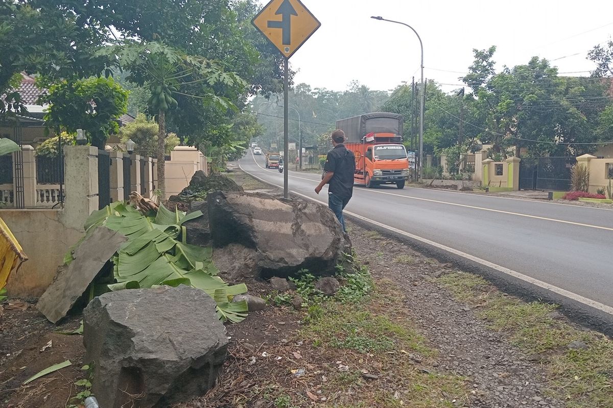 batu batu berukuran besar di tempat kecelakaan vokalis repvblik, Ruri Wantogia.