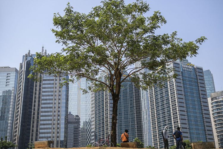 Warga beristirahat usai berolahraga di Hutan Kota Gelora Bung Karno (GBK) Senayan, Jakarta, Minggu (13/9/2020). Jelang penerapan Pembatasan Sosial Berskala Besar (PSBB) total yang rencananya dilaksanakan pada Senin (14/9/2020) masih banyak masyarakat yang melakukan olahraga dan beraktivitas di luar rumah.