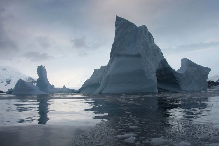 Pada 2015, ilmuwan NASA memperingatkan lapisan es Larsen B di Antartika kemungkinan akan pecah menjadi ratusan gunung es sebelum akhir dekade ini.