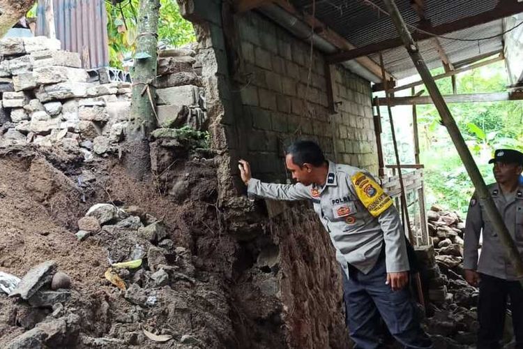 inilah lokasi longsor di Desa Penimbung Lombok Barat, akibat hujan sepanjang Sabtu dan Minggu (29/1/2023), Polsek Gunung sari langsung mengecek ke lokasi longsor yang meninpa gudang kayu milik warga
