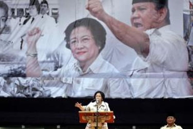 Megawati Soekarnoputri saat memberikan orasi politik di hadapan ribuan kader dan simpatisan saat kampanye pilpres terakhir di Stadion Gelora Bung Karno, Jakarta Pusat, Selasa (30/6/2009).  