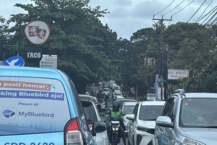Kemacetan panjang terjadi di Jalan Raya Sawangan, Depok, pada Sabtu (14/6/2025) siang. Pantauan Kompas.com, antrean kendaraan mulai mengular sejak keluar dari gerbang exit Tol Sawangan.