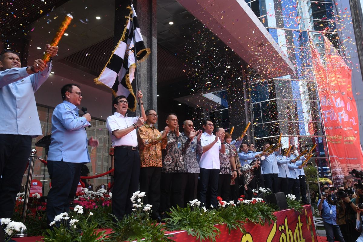 Menteri Hukum dan Hak Asasi Manusia (HAM), Yasonna H. Laoly, melepas keberangkatan bus Mudik Bareng Kemenkumham, di Jakarta, Selasa (18/4/2023). 