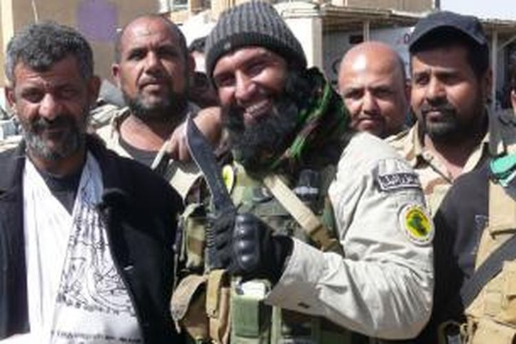 Ayub Fateh al-Rubaie (memegang pisau) berfoto bersama anggota milisi Syiah Irak yang memerangi ISIS.