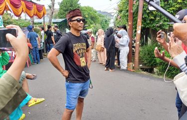 Gaya Kaka Slank saat nyoblos di Tempat Pemungutan Suara (TPS) 31 di daerah Duren Sawit, Jakarta Selatan, Rabu (14/2/2024). 