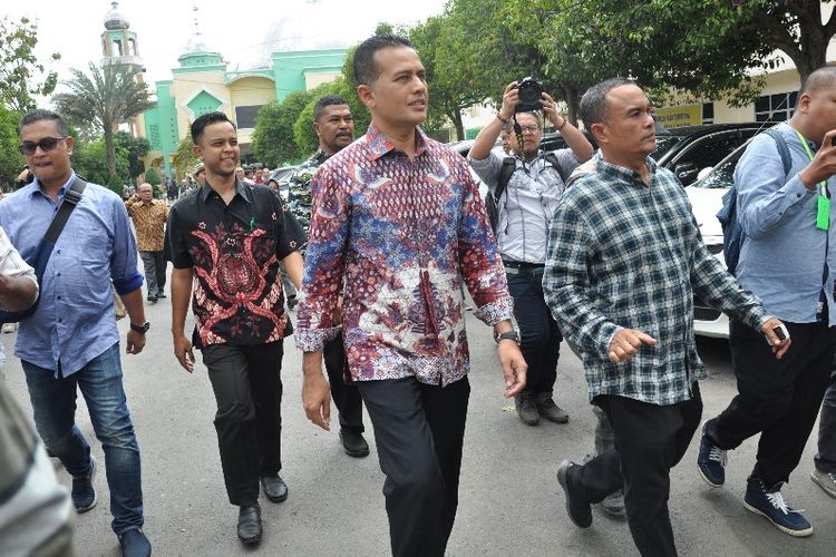 Wakil Gubernur Sumut Musa Rajeckshah (tengah) mendatangi Mapolda Sumut untuk memenuhi panggilan penyidik, di Medan, Sumatera Utara, Kamis (7/2/2019). Musa Rajeckshah itu diperiksa Polda Sumut dengan kapasitas sebagai mantan direksi PT ALAM, untuk dimintai keterangan sebagai saksi terkait kasus alih fungsi hutan di Langkat. 