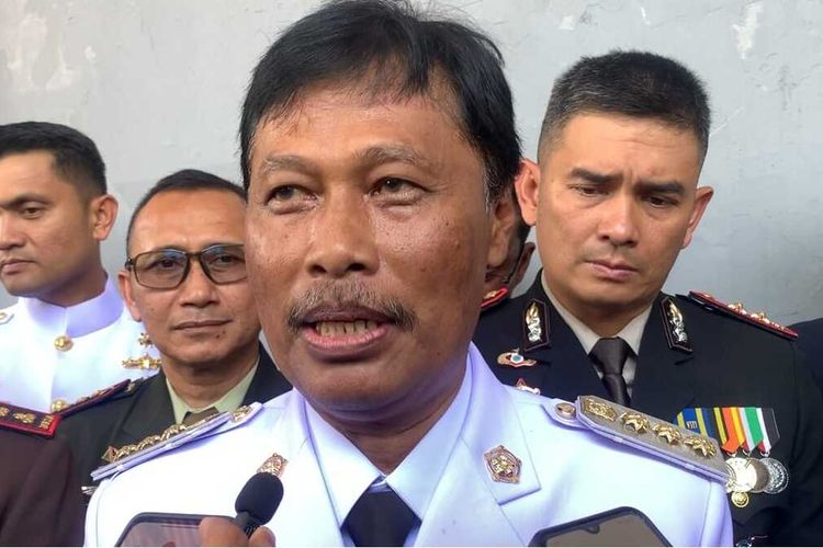 Walikota Cirebon, Effendi Edo, memberikan keterangan usai menggelar upacara 17 Agustus 2025 di Kota Cirebon pada Minggu (17/8//2025) siang.