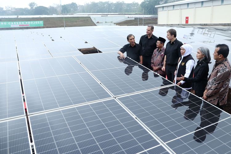 Peresmian panel surya di fasilitas produksi PT HM Sampoerna Tbk (HMSP) di Pasuruan, Jawa Timur. 