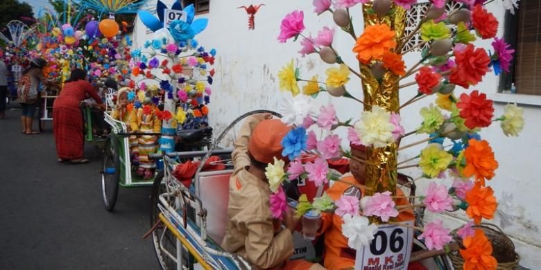 Pawai Endog-endogan di wilayah Kelurahan Lateng, Kabupaten Banyuwangi, Jawa Timur, Rabu (15/1/2014).